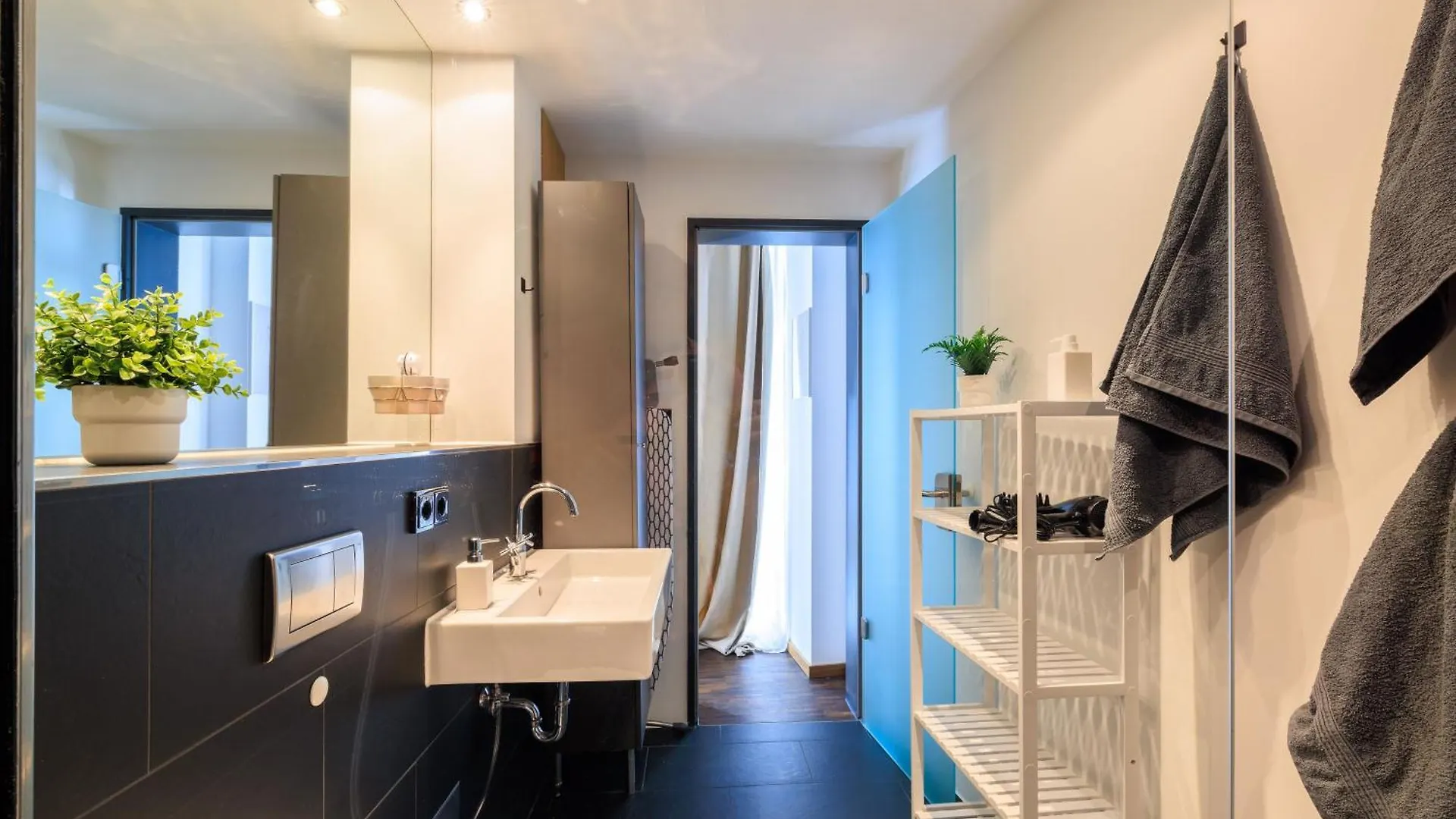 Global Living - Design Apartment I Rathausplatz I Kitchen I アウグスブルク 0*,